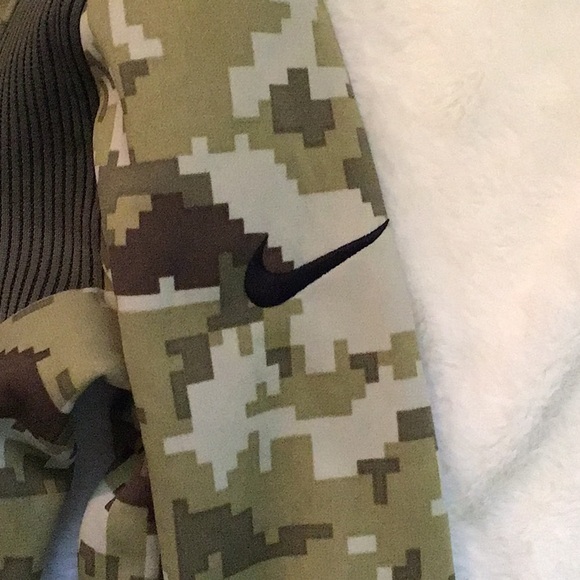 FLASH SALE Nike 🏈 Cleveland Browns  Camo hoodie Dri fit - Picture 12 of 12